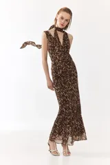 Vestido largo de gasa con estampado animal print en tonos marrones y beige, cuello halter con pañuelo incorporado, escote en V y diseño ajustado.