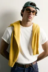 Camiseta regular fit color amarillo, con efecto lavado, cuello redondo y manga corta.