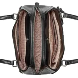 Cartera Guess Elsa de color negro, confeccionada en símil cuero con herrajes plateados y logo triangular frontal. Cuenta con doble asa de hombro y un pequeño monedero colgante removible con el nombre de la marca.