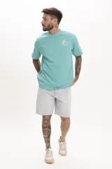 Remera de manga corta, color verde menta, con cuello redondo y un pequeño estampado gráfico en el pecho.