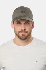 Gorro de lona color gris con visera y logo bordado en el frente.