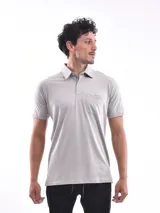 Remera gris de corte clásico, con cuello polo, manga corta y bolsillo en el pecho.