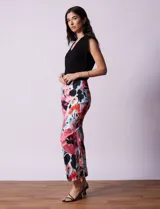 Pantalón de gabardina elastizada con estampado floral multicolor, pretina ancha elastizada y corte recto.
