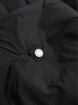 Chaleco negro Calvin Klein con cuello alto, cierre de cremallera, bolsillos laterales, bajo con cordón ajustable y logo tonal en el pecho.