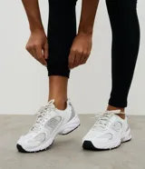 Calza deportiva tipo legging de tiro alto, color negro, confeccionada en microfibra térmica con bolsillo lateral funcional. Diseño liso y ajustado al cuerpo.