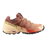 Championes de trekking Salomon Speedcross 6 Gore-Tex, color marrón y naranja con detalles en amarillo, con membrana impermeable y suela Contagrip de alta tracción.