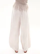 Pantalón palazzo color beige con cintura elástica.
