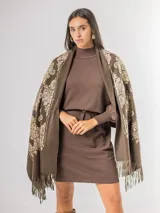 Pashmina color bordó con bordados florales en hilo dorado y bronce, terminada con flecos en los extremos.