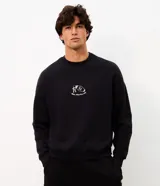 Buzo de algodón negro con felpa interna, corte boxy, cuello redondo y manga larga. Presenta un gran estampado en la espalda con la ilustración de un hotel clásico y texto en color blanco.
