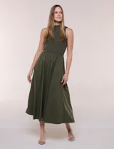 Vestido midi sin mangas de color verde militar, confeccionado con la parte superior en tejido de punto acanalado con cuello alto y falda acampanada de gran vuelo.