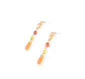 Aros colgantes con cadena dorada y cuentas de piedra en tonos naranja, amarillo y rojo.