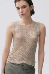 Top de red color beige, sin mangas y con escote en V.