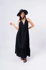 Vestido largo negro con escote en V, breteles finos y falda amplia con volado en el ruedo.