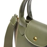 Bolso tipo tote bag de mujer, color verde militar, con cuerpo de lona y solapa frontal de cuero sintético (PU) con cierre a presión. Posee doble asa corta y correa larga desmontable y regulable. Incluye logo XL grabado en la solapa.