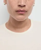 Remera de manga larga color blanco, con diseño entallado y cuello redondo.