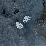 Par de aros colgantes de bronce y alpaca con diseño abstracto calado.