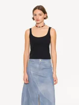 Top negro ajustado al cuerpo, sin mangas, con escote redondo profundo tanto en el frente como en la espalda.