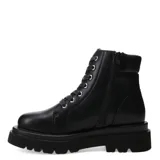 Botas tipo borcego de caña media, color negro, con cordones al tono y ojales metálicos plateados. Presenta una suela track robusta y plana, con un diseño de líneas limpias y acabado liso.