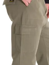 Pantalón cargo Caterpillar Heritage Straight color verde militar, de corte recto, con bolsillos laterales tipo cargo y bolsillos traseros con solapa.