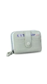 Tarjetero compacto con cierre perimetral y diseño de textura tipo cocodrilo. Cuenta con una presilla frontal con botón a presión y múltiples compartimentos internos para tarjetas.