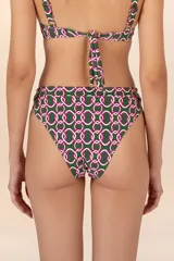 Calzón de bikini verde oscuro con estampado geométrico de cadenas entrelazadas en blanco y rosa. Tiene corte de pierna alta y cobertura media.