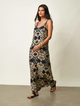 Vestido largo con estampado de hojas en tonos marrones y blancos, de tirantes anchos y escote redondo.