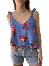 Musculosa celeste con estampado de flores rojas, escote en V y tirantes con volados.