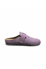 Zueco de ante color lila, con diseño cerrado en la parte delantera, talón abierto y una tira ajustable con hebilla metálica dorada en el empeine.