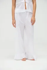 Pantalón largo color negro de algodón, con cintura elástica y volado en el ruedo.