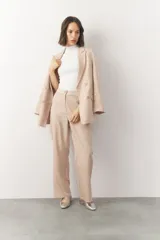 Pantalón de vestir color beige, de corte recto y tiro alto.