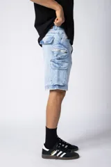 Bermuda cargo de jean con bolsillos laterales XL y efecto de lavado gastado. Presenta un corte cómodo y resistente, ideal para uso diario.