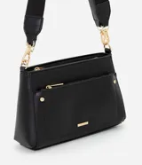 Cartera bandolera de poliuretano color marrón oscuro, con estructura firme y tamaño mediano. Cuenta con un bolsillo frontal con cierre, herrajes metálicos dorados, cierre principal y correa ajustable y desmontable.