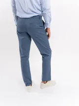 Pantalon chino de corte regular y tiro medio, con cierre de boton y cremallera, bolsillos laterales y traseros, y terminacion recta.