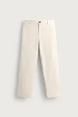Pantalón straight fit color marrón oscuro, confeccionado en tejido compacto de algodón con estructura twill, bolsillos frontales, bolsillos traseros de vivo con botón y cierre frontal con cremallera y botón.
