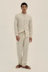 Camisa de manga larga con cuello tipo Mao, confeccionada en tejido jacquard de algodón a rayas verticales color crema y marrón claro.