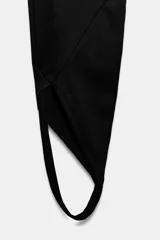 Leggings negros de tiro alto con diseño fuseau en el bajo.