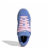 Championes Adidas Grand Court Alpha de estilo urbano, confeccionados en cuero sintético de color azul con las icónicas tres tiras laterales en tono rosado. Presentan cordones anchos en color rosado, suela de goma blanca y una mediasuela Cloudfoam para mayor amortiguación.