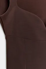 Vestido midi verde lima, sin mangas, con escote corazón y bajo evasé.