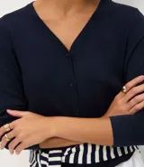 Cardigan de punto fino color gris, con escote en V, cierre frontal con botones y mangas largas. Confeccionado en una mezcla de viscosa y poliamida.