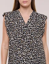 Blusa holgada de viscosa liviana con estampado animal print tipo leopardo, escote en V y mangas casquillo con volados en los hombros.