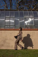 Pantalón de vestir de crepé elastizado color dorado con lurex.