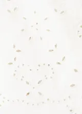 Chaleco recto color blanco de soft denim, con cuello redondo y cierre frontal de botones. Presenta delicados bordados florales calados en toda la prenda.