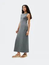 Vestido largo de algodón, color gris oscuro, con cuello redondo y corte recto/ligeramente acampanado.