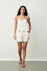 Short blanco de tiro medio, con cintura elástica y cordón ajustable delantero.