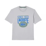 Camiseta gris de manga corta con estampado frontal del logo de Lacoste y la leyenda "Since 1933".