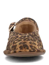 Chatita ballerina de gamuza con estampado animal print de leopardo, diseño plano y tira fina en el empeine con hebilla metálica dorada.