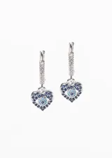 Par de aros colgantes de acero quirúrgico plateado con forma de corazón. El corazón está decorado con pequeñas piedras azules y celestes formando un diseño floral.