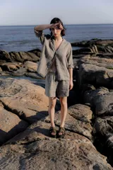 Sandalias de cuero color tostado y blanco, con plataforma track y hebilla metálica.