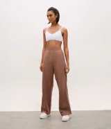 Pantalón deportivo de corte recto y tiro alto, confeccionado en tejido de algodón y poliéster con acabado suave. Presenta cintura elástica con frunces y diseño de pierna amplia.