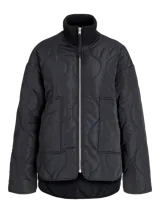 Campera acolchada de color gris oscuro, con diseño matelaseado de ondas, cuello alto en rib, cierre frontal con cremallera metálica y bolsillos frontales aplicados.